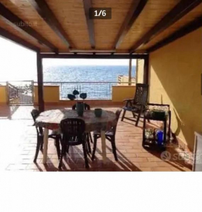 Casa con terrazzo e scala diretta sul mare